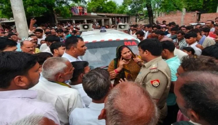 Barabanki: ट्रक की टक्कर से युवक की मौत के बाद ग्रामीणों का फूटा गुस्सा, सड़क पर शव रखकर प्रदर्शन