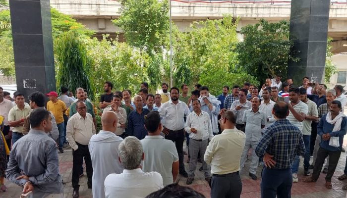 घरों में मीटर लगाने के विरोध में उतरे बिजली कर्मचारी, प्रबंधन के फैसले का कर रहे पुरजोर विरोध