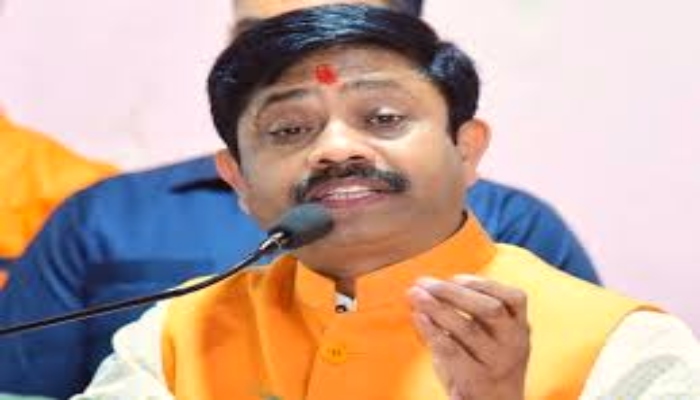अखिलेश देख रहे मुंगेरीलाल के हसीन सपने : नंदी