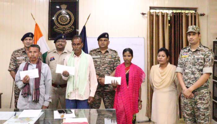 कोंडागांव में एक लाख रुपये की इनामी महिला समेत तीन नक्सलियों ने किया आत्मसमर्पण