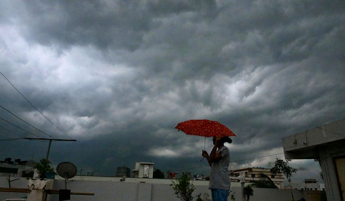 UP Weather Update: यूपी में रौद्र रूप लेगा मानसून, लखनऊ समेत 46 जिलों में बारिश की चेतावनी जारी