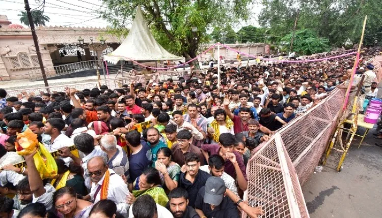 उज्जैनः नागचंद्रेश्वर मंदिर के बाहर मची अफरा-तफरी़, 13 की तबीयत बिगड़ी