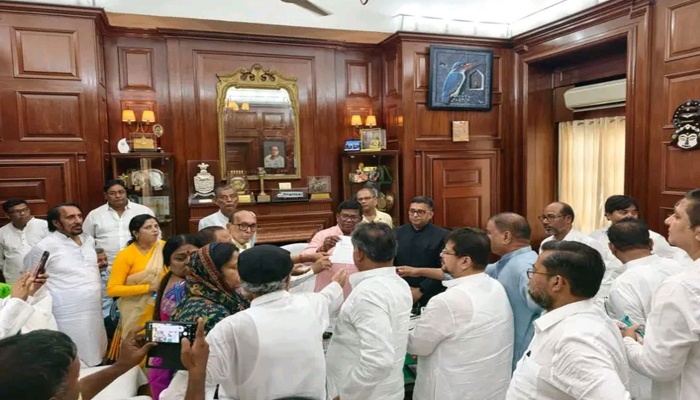 TMC में फूट! 58 बागी विधायकों ने की ऋतब्रत बनर्जी को विपक्ष का नेता बनाने की मांग