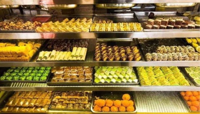 त्योहारों के मौसम में मिठाइयों में हो रही रंगों की मिलावट, खरीदते समय रहें सावधान