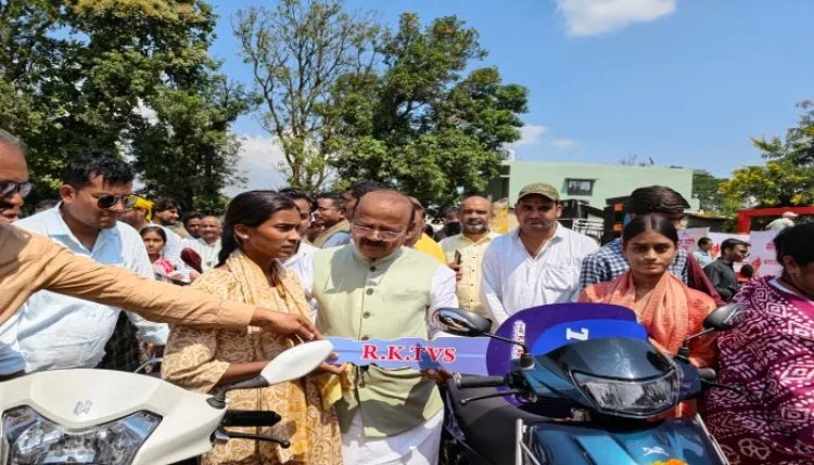 सरकारी योजनाएं गिना रहे जनप्रतिनिधि, अनूपपुर में बांटी गई स्कूटी