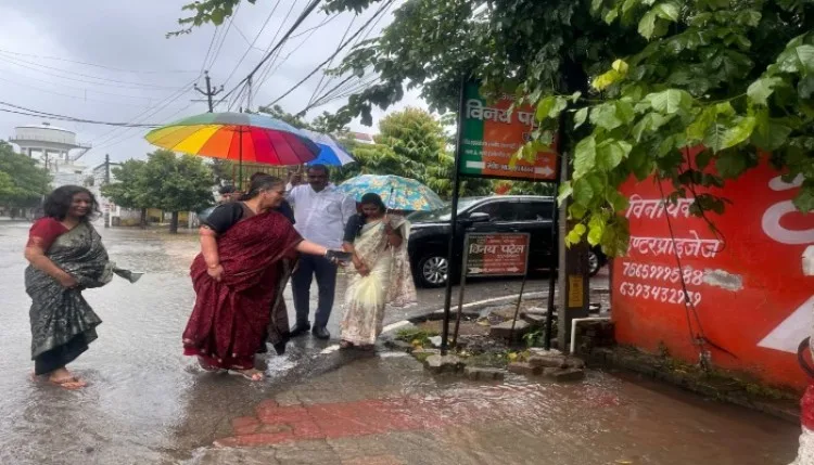 lucknow : वार्ड में मिली कमी तो महापौर ने फोन पर मांगा जवाब, जलभराव का किया स्थलीय निरीक्षण