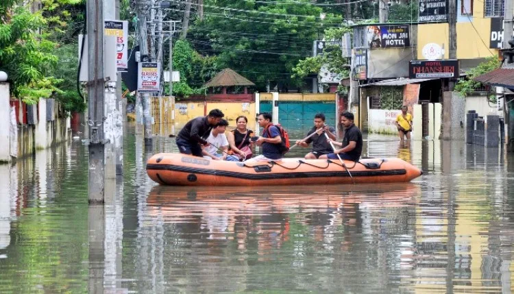 असम में बाढ़ से क्षतिग्रस्त तटबंधों की मरम्मत में जुटी सरकार