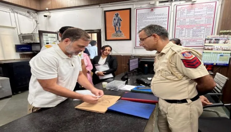 पैलेट गन मामले में राहुल गांधी का थाने पर धरना, FIR दर्ज करने मांग