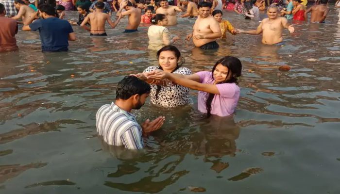 यमुना स्नान से मिली यम की फांस से मुक्ति, बहनों ने की भाइयों की लंबी उम्र की कामना