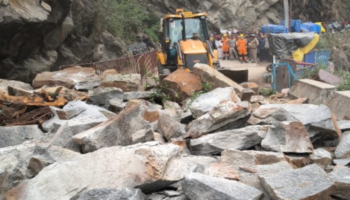 केदारनाथ मार्ग पर हादसा: सोनप्रयाग में पहाड़ी से गिरे पत्थर, युवक की मौत, एक घायल