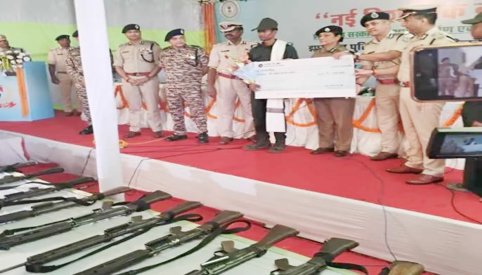 झारखंड में नक्सलवाद को लगा बड़ा झटका, 27 उग्रवादियों ने एक साथ किया सरेंडर, भारी मात्रा में हथियार बरामद