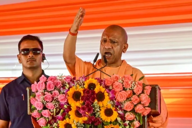 CM Yogi  ने बताया इतिहास: यूपी में Investment होना था, दिल्ली का सहारा लेना पड़ा