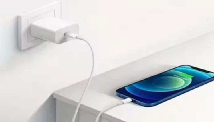 Phone Charger Increase Electricity-Bill : सावधान! स्विच बोर्ड में खाली लगा चार्जर धीरे-धीरे खाली कर रहा है आपकी जेब, आज ही बदलें यह आदत