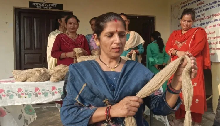 कुमाऊं में महिलाएं बना रहीं रेशम का धागा, स्वरोजगार के खुले नए रास्ते