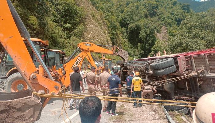 Uttarakhand Road Accident: गंगोत्री-ऋषिकेश हाईवे पर कांवड़ियों से भरा ट्रक पलटा, 3 की मौत, कई घायल