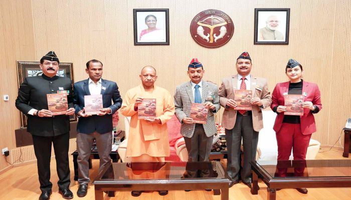 Armed Forces Flag Day: सशस्त्र सेना झंडा दिवस पर CM योगी ने 'फ्लैग पिन' और 'स्मारिका' का किया विमोचन