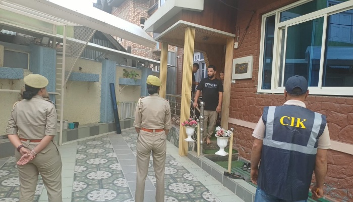Jammu and Kashmir: आतंकवाद के खिलाफ जम्मू-कश्मीर पुलिस का बड़ा एक्शन, 8 जगहों पर सीआईके की रेड