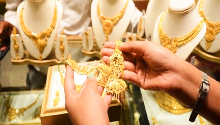 Gold Rate Down: सर्राफा बाजार में सोने के भाव गिरे, चांदी स्थिर