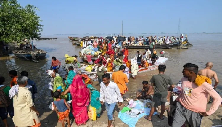 बिहार में बाढ़ ने मचाई तबाही, गंडक नदी का तटबंध टूटने से स्थिति गंभीर