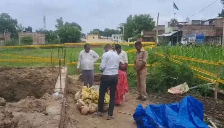 अमेठी में हलचल बढ़ा रहे धातु के 29 गोले, रहस्य जानने के लिए गड्ढा झांक रहे लोग