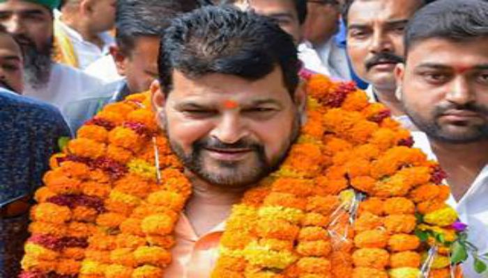 बृजभूषण शरण सिंह को राहत मिलने पर नागा संतों ने बांटी मिठाई, खेल मंत्री बनाने की उठी मांग