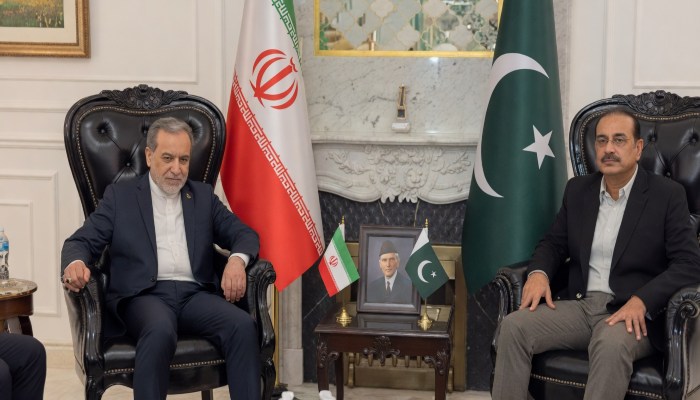 US Iran Talks: पाकिस्तान में असीम मुनीर से मिले ईरान के विदेश मंत्री, अमेरिका से बातचीत पर रखी शर्तें