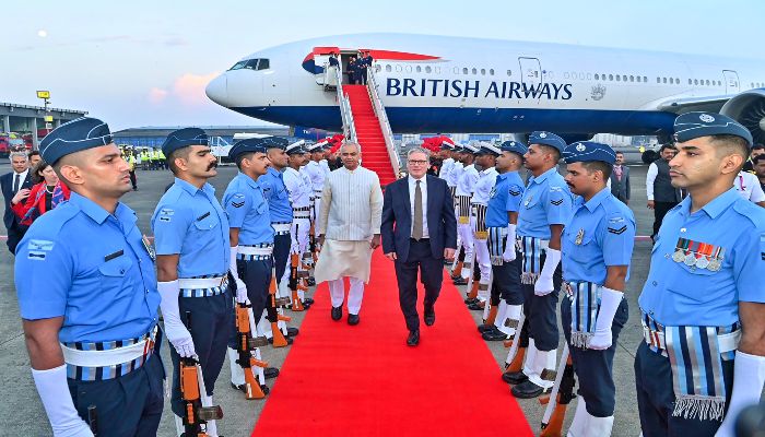 PM Keir Starmer: सबसे बड़ा ट्रेड मिशन लेकर भारत पहुंचे ब्रिटिश PM स्टार्मर, मुंबई में हुआ भव्य स्वागत