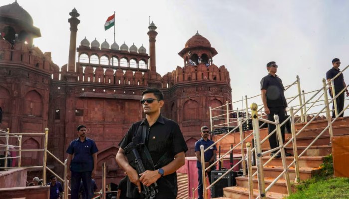 Happy Independence Day 2025: स्वतंत्रता दिवस पर अभेद्य किले में तब्दील हुआ लाल किला, चप्पे-चप्पे पर रहेगी पुलिस की नजर