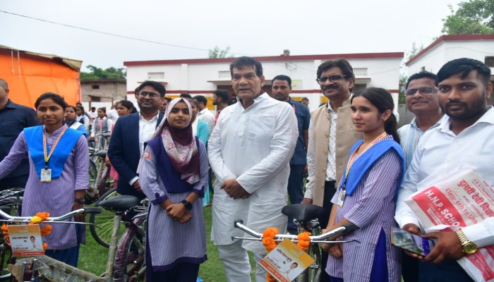 माफिया, गुंडों से नहीं मेधा और हुनर से होगी मऊ की पहचान-एके शर्मा
