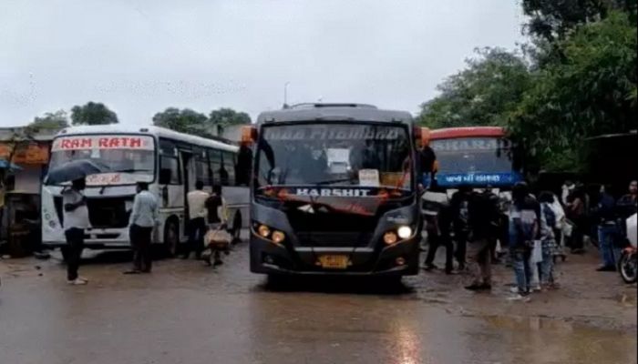 शर्मसार! महिला को बंधक बनाकर बस में कंडक्टर ने किया दुष्कर्म