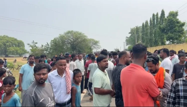 तेज रफ्तार ट्रैक्टर की टक्कर से शिक्षिका की मौत, आक्रोशित ग्रामीणों ने लगाया जाम, नारेबाजी