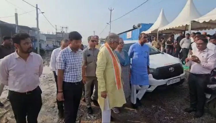 लखनऊः बाढ़ प्रभावित क्षेत्रों का मंत्री और मेयर ने किया निरीक्षण