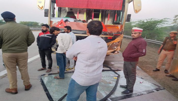 Hathras Accident: यमुना एक्सप्रेस-वे पर ईको वैन और बस में टक्कर, 3 महिलाओं सहित 6 की मौत, कई घायल