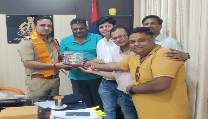 नगर के व्यापारियों ने क्षेत्राधिकारी शोभित कुमार का किया सम्मान