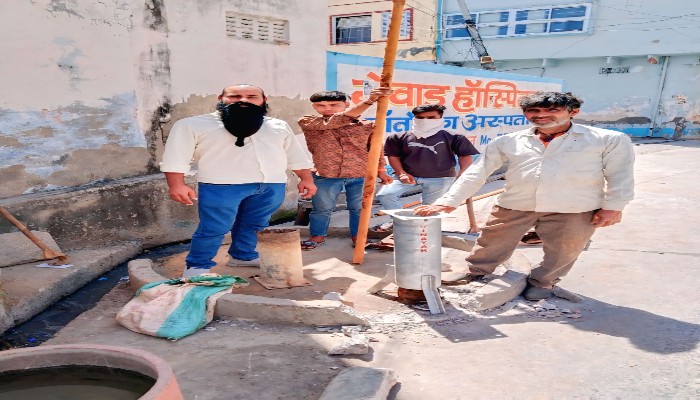 भीषण गर्मी में पार्षद खान ने विभाग को सूचित कर खराब पड़े हैंडपंप की कराई मरम्मत