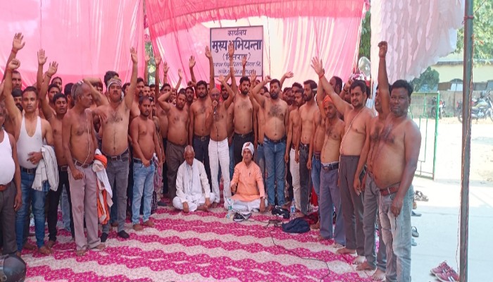 बिजली विभाग में कार्यरत संविदा कर्मचारियों ने अपनी मांगों को लेकर किया अर्धनग्न प्रदर्शन