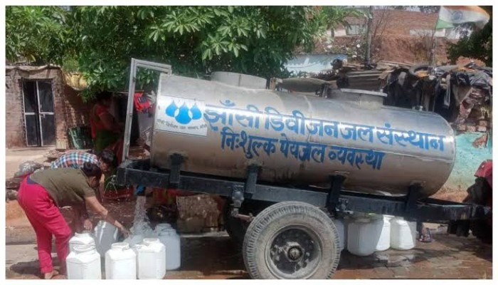 झांसी के कई मोहल्लों में हो रही गंदे पानी की सप्लाई, जल निगम कार्यालय का लोगों ने किया घेराव