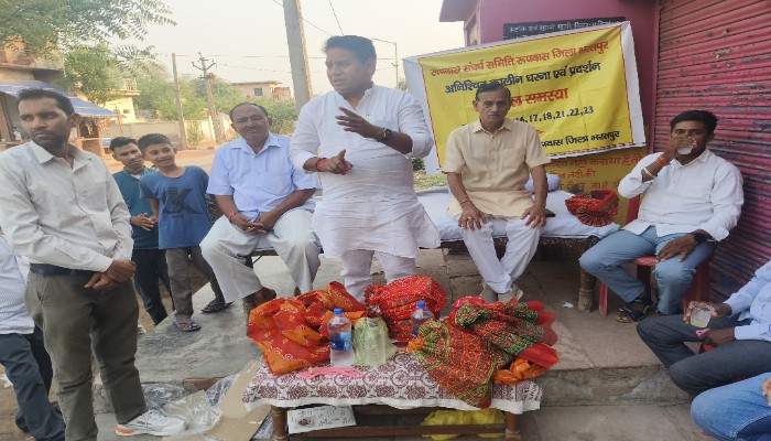 पूर्व विधायक के आश्वासन पर पानी की किल्लत झेल रहे ग्रामीणों ने खत्म किया धरना