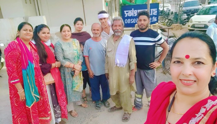 जन्मदिन अवसर पर मजदूरों और रिक्शा चालकों को बांटे साफे और ठंडा पानी