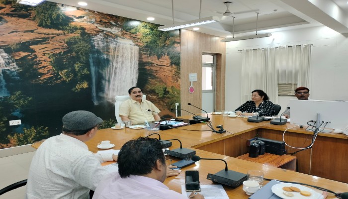 संभागीय आयुक्त ने स्वास्थ्य विभाग की समीक्षा बैठक कर ली प्रगति की जानकारी