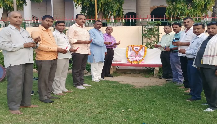 शोकाकुल शिक्षामित्रों ने प्रदेश कोषाध्यक्ष रमेश मिश्रा को श्रद्धांजलि देकर किया याद