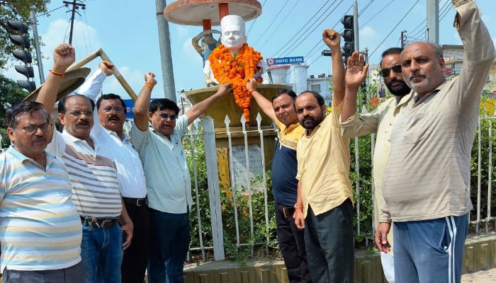 सावरकर को उनकी जयंती पर RSS और अधिवक्ता परिषद ने दी श्रद्धांजलि