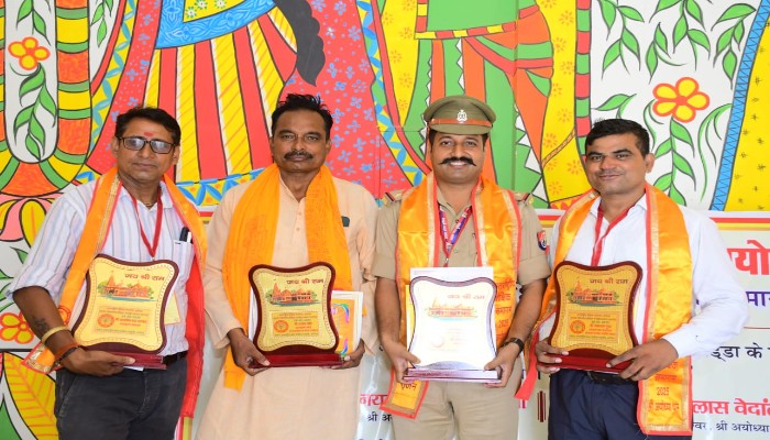 खाकी वाले गुरुजी  सहित इन्हें अंतर्राष्ट्रीय शैक्षिक सम्मेलन में किया गया सम्मानित