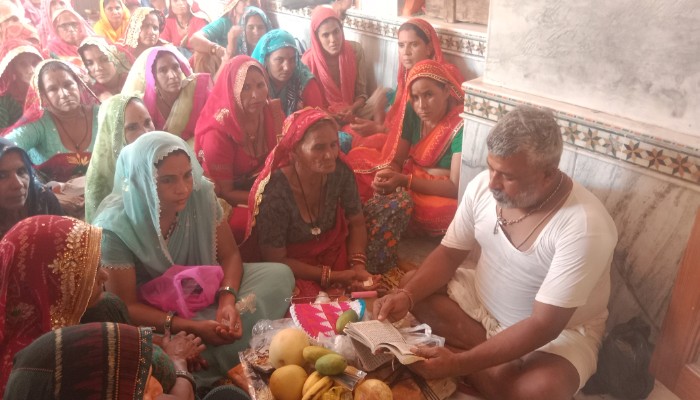 निर्जला एकादशी पर मंदिरों में दिनभर हुए भजन-कीर्तन