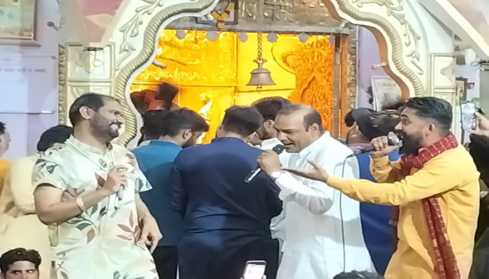 भक्तों ने लगाया खीर चूरमा सवामणी का भोग, गर्मी के बावजूद लगी रही कतार