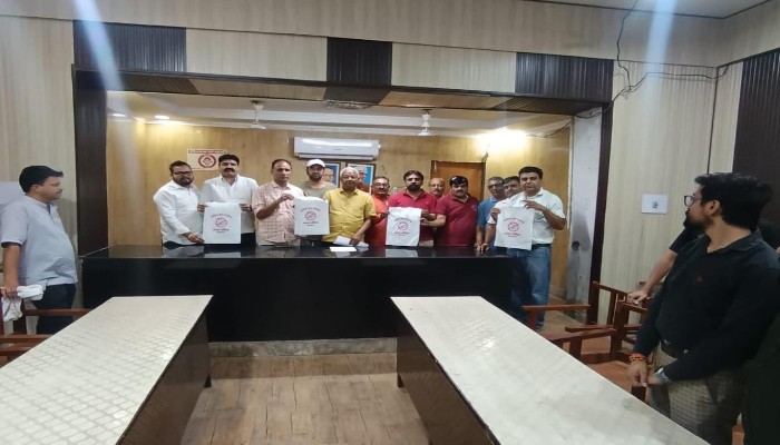 प्लास्टिक के रोकथाम के संबंध में दिलाई गई शपथ,  कपड़े के थैले के उपयोग की अपील