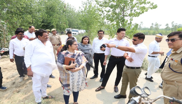 आगापुर स्थित रजा झील का डीएम और एसपी ने अधिकारियों संग किया निरीक्षण