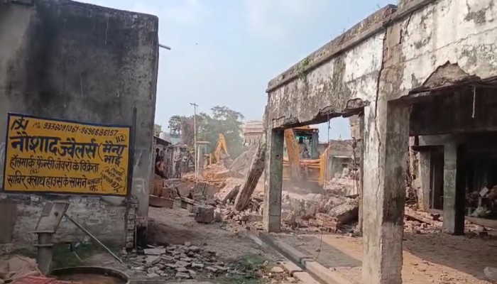 चौक पुरानी मछली मंडी में चला बुलडोजर, बनेगा अत्याधुनिक शॉपिंग कॉम्प्लेक्स