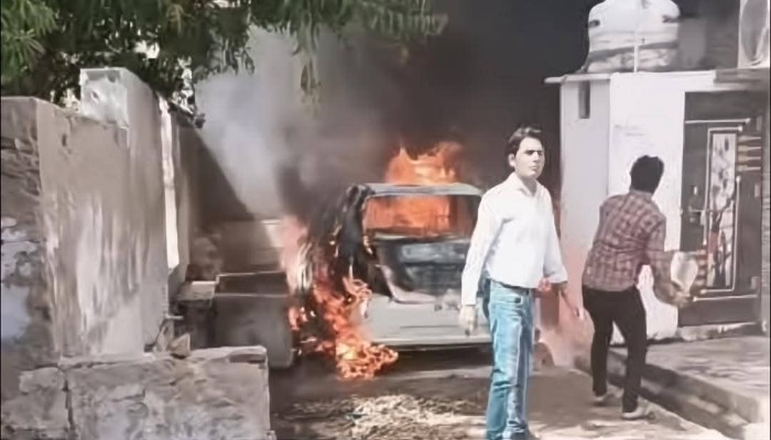 शॉर्ट सर्किट से लगी कार में आग, मची अफरा-तफरी