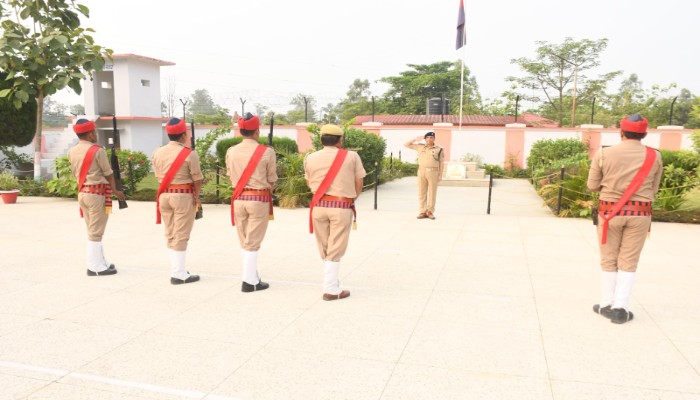 रामपुर पुलिस लाइन में एसपी ने परेड का किया निरीक्षण